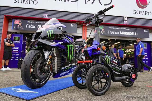 MotoGPマシンのグラフィックが施されたトリタウン(右)