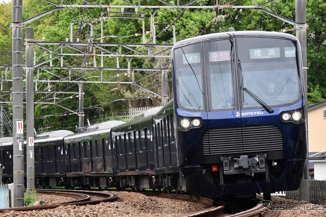 平日朝に1号車が女性専用車となる10両編成の相鉄・東急直通線用相鉄20000系。