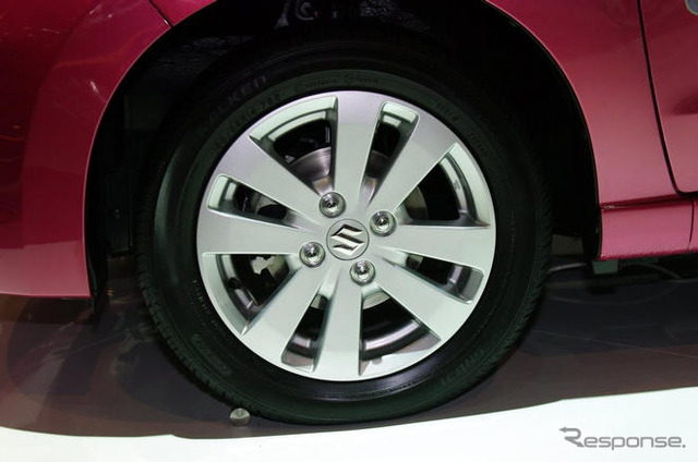 【ジュネーブモーターショー09】スズキ アルト 発表…4.4リットルで100km走行