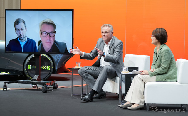 パネルディスカッション第1部:ドリーブ CEO エリック・メベリック氏、ヌービー CEO グレゴリー・ポイラン氏、日産自動車 グローバルEVプログラム&エナジーエコシステムビジネス部担当 理事 ユーグ・デマルシエリエ氏、自然エネルギー財団 西田裕子氏(左から)