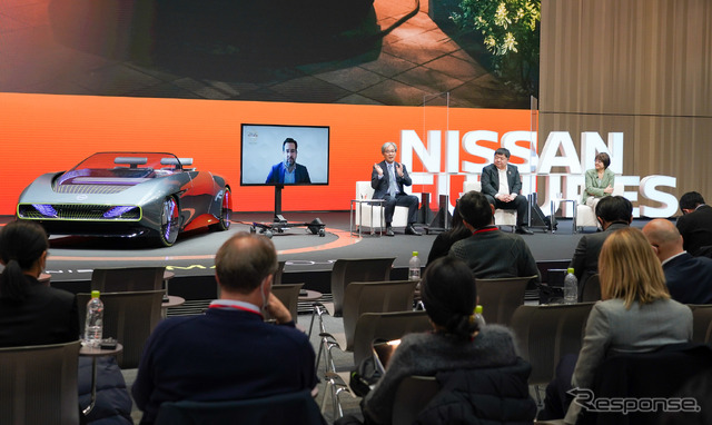 パネルディスカッション第2部:日産自動車 エネルギービジネスユニット ダイレクター ソフィアン・エルコムリ氏、フォーアールエナジー 代表取締役 堀江裕氏、日産自動車 経営戦略本部担当 常務執行役員 真田裕氏、自然エネルギー財団 西田裕子氏(左から)