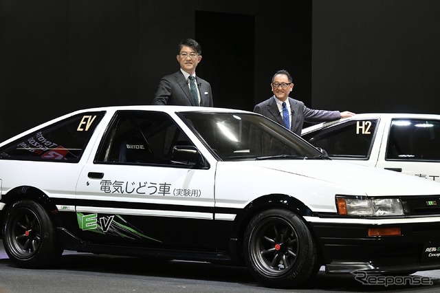 トヨタの次期社長の佐藤氏（向かって左）と現社長の豊田氏（東京オートサロン2023）