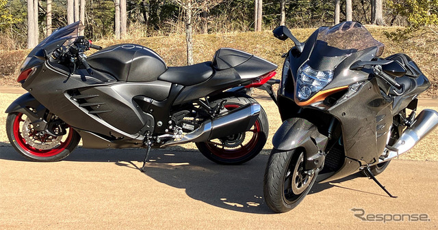 フルドライカーボンボディキットを施したスズキ Hayabusa(2021年モデル)。マットクリア塗装(左)とクリア塗装(右)