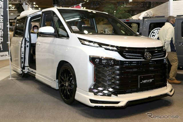 社外ナビコンバージョンキットを搭載したトヨタ ノア(大阪オートメッセ2023)