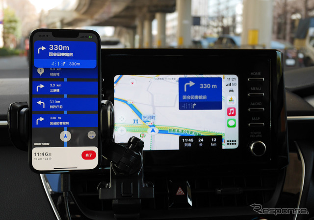 ディスプレイオーディオ側では直近の案内ポイントだけが表示されているが、iPhone側ではその先の案内ポイント情報が表示されている