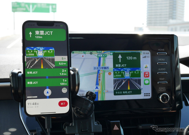 高速道での分岐案内。スマホ側でも表示されるため、リスト情報が見えなくなってしまっている