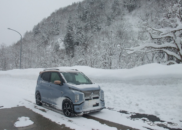 三菱 eKクロスEV 冬季1200km試乗前編:山形~福島県境の大峠トンネル前のパーキングにて記念撮影。もう道はそれほど過酷ではない。