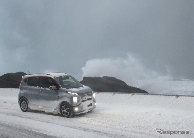 三菱 eKクロスEV 冬季1200km試乗後編:波が岩を打つと波の花が一斉に宙を舞った。