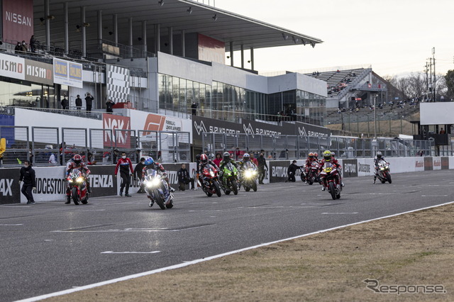 鈴鹿8耐マシンのデモラン