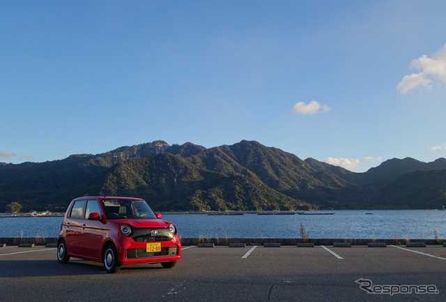 ホンダ N-ONE オリジナル。広島・宮島をバックに記念撮影。