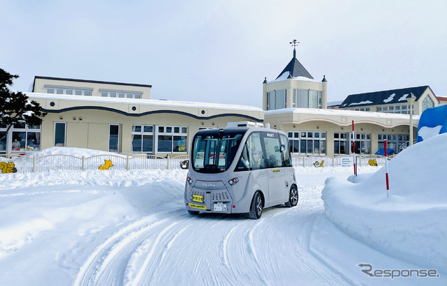 東川町内の「幼児センター」前を走行する自動運転バス