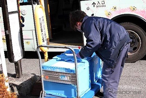 アズコムデータセキュリティが路線バスで運ばれた商品を受け取る