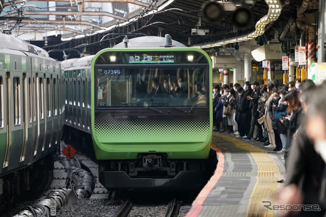 山手線新宿駅での通勤風景。