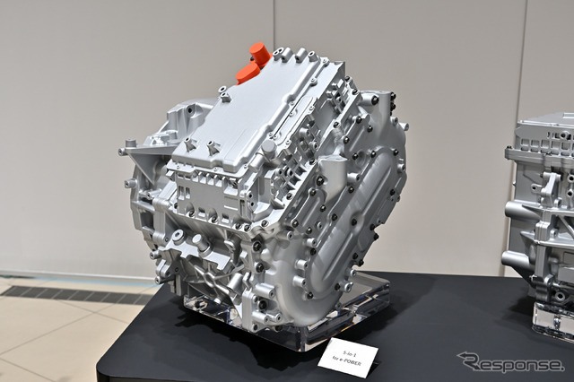 新開発電動パワートレイン「5-in-1」(e-POWER用)の試作ユニット。インバーター、減速ギア、増速ギア、発電機の5点を集約する