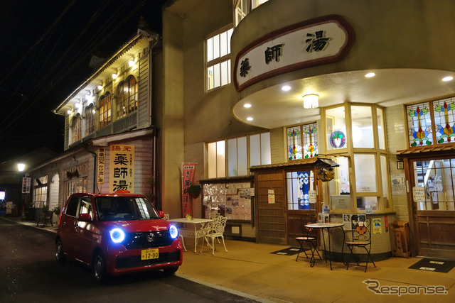 石見銀山からの銀の積み出し港だった温泉津(ゆのつ)温泉の薬師湯にて。営業中に通りがかれば格好の休憩地点になる。