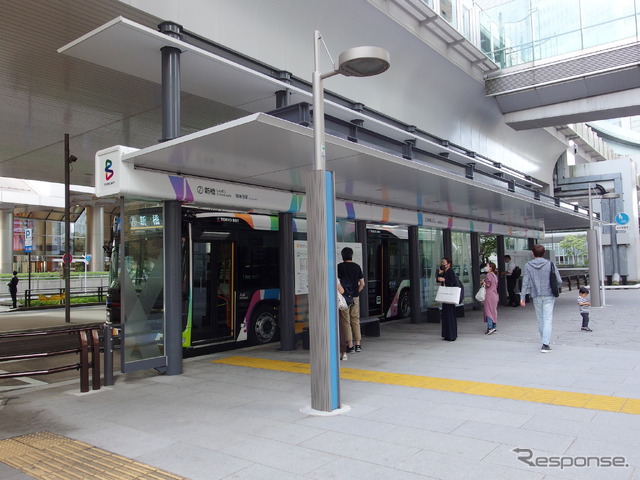 東京BRTの新橋バス停はゆりかもめ新橋駅直下。