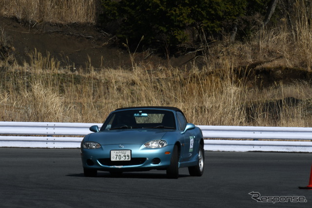 FR車ならではの華麗な走りを見せたロードスター