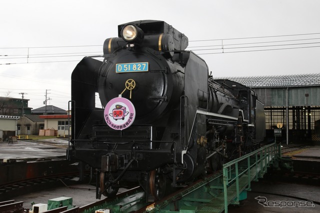 直江津駅から直江津運転センターの転車台までオヤ31 31を牽引したD51 827。軽油で動くコンプレッサーを利用した圧縮空気を動力としている。