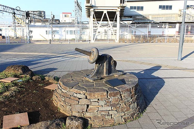 東武動物公園駅前にある転轍機（てんてつき）実機やレールモチーフ