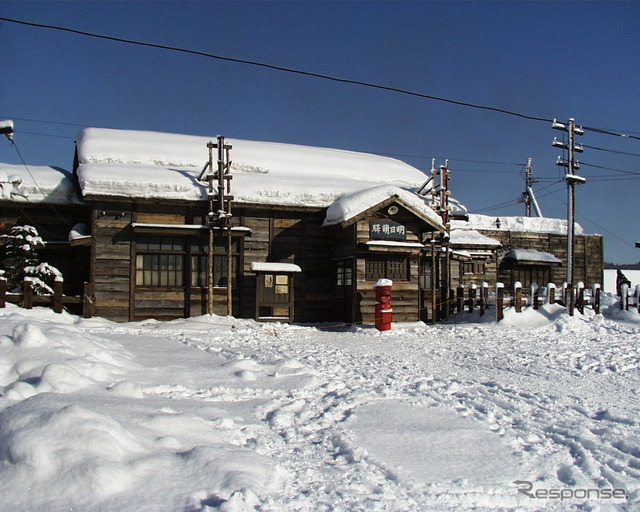 留萌本線・恵比島駅。最終日は到着証明書の配布が行なわれ、13時25分~13時55分にお別れセレモニーを開催。20時54分発深川行き上り最終列車ではペンライトなどによる見送りが行なわれる。