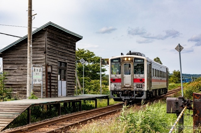留萌本線・真布(まっぷ)駅。最終日は20時32分発留萌行き最終列車でペンライトなどによる見送りが行なわれる。