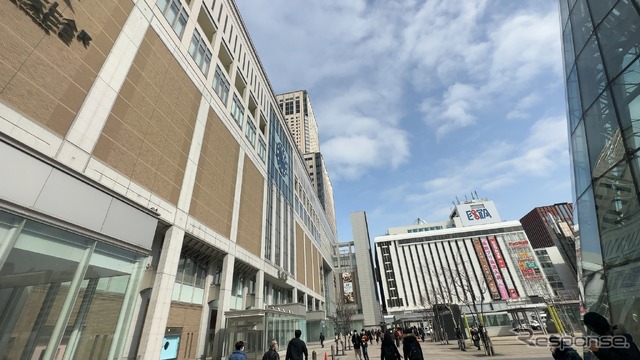 札幌駅南口。奥の白い建物が1978年に開業した「札幌エスタ」。階下のバスターミナルも同時期に開業していた。2023年3月11日。