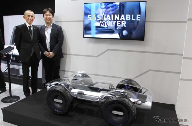 「ヤマハモータープラットフォームコンセプト」とヤマハ発動機 技術・研究本部 NV・技術戦略統括部の村松恭行氏(左)と大東淳氏(右)