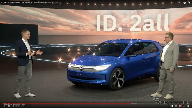『ID.2オール』が登場すると、技術開発担当役員のカイ・グルーニッツと新任チーフデザイナーのアンドレアス・ミントが登壇した。