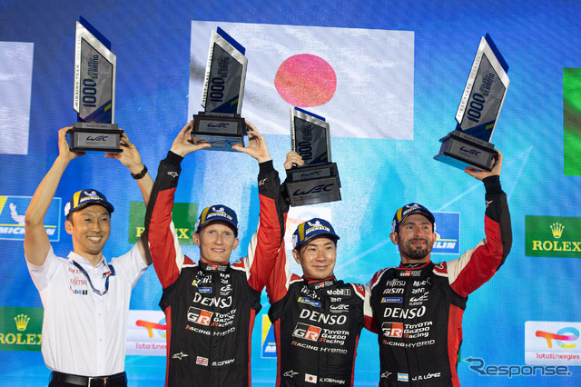 優勝した#7 トヨタのコンウェイ(左から2人目)、可夢偉(同3人目)、ロペス(右端)。左端は中嶋一貴TGRヨーロッパ副会長兼TGR-WECリザーブドライバー。