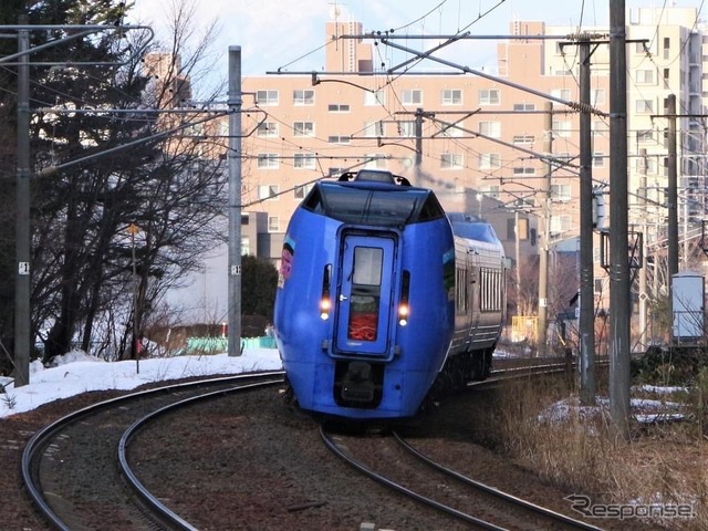『オホーツク』『大雪』での営業運行初日のキハ283系『オホーツク1号』。前日のキハ183系と比べて編成が短く、重心が低い分、軽快な印象を受ける。2023年3月18日。
