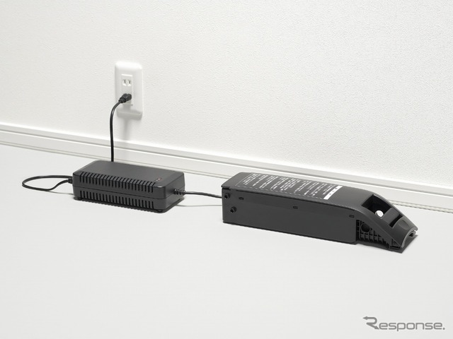 リチウムイオンバッテリー(左側 : 専用充電器)