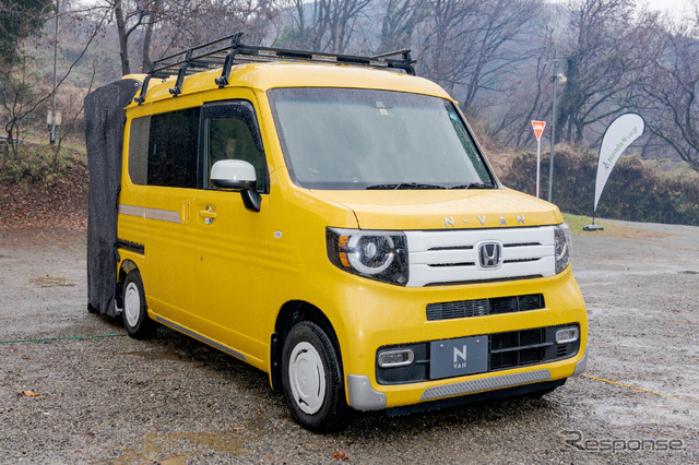 こちらはメーカーオプションで車中泊仕様になっているN-VAN。