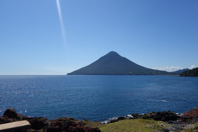 薩摩半島最南端、長崎鼻から開聞岳を望む。真夏には潮だまりでルリスズメ、チョウチョウウオ、クマノミ等の熱帯魚を簡単に見ることができる。運が良ければサザナミヤッコやナンヨウハギも。