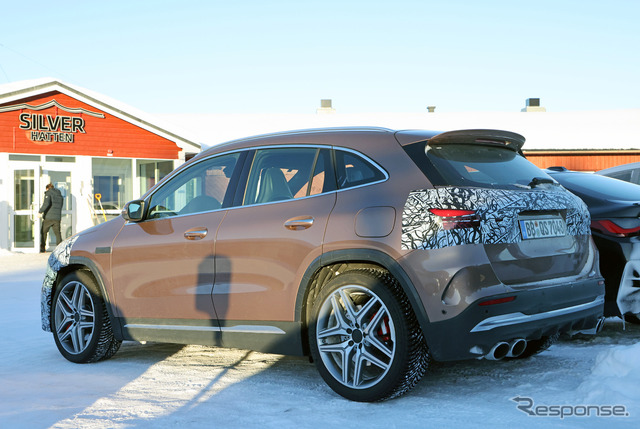 メルセデスAMG GLA 45 改良新型プロトタイプ（スクープ写真）