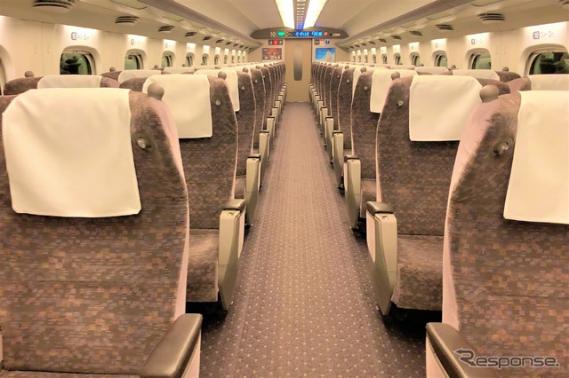 山陽新幹線のパーサーがサービスを行なうグリーン車。