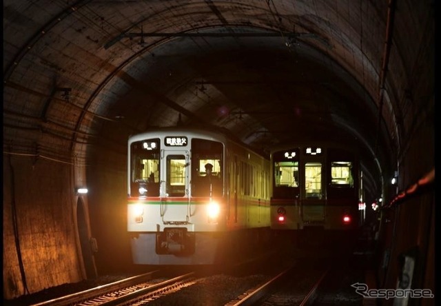 池袋線の「撮り鉄」乗務員の発案により企画された、正丸トンネルでの電車撮影会のイメージ。当日は片方が101系となる。