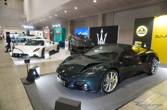 ロータス エミーラ(手前)とマセラティのブース(奥)
