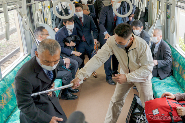 京王電鉄の車内暴漢対処訓練の様子。値上げ後はこのような防犯対策が一層強化される模様。