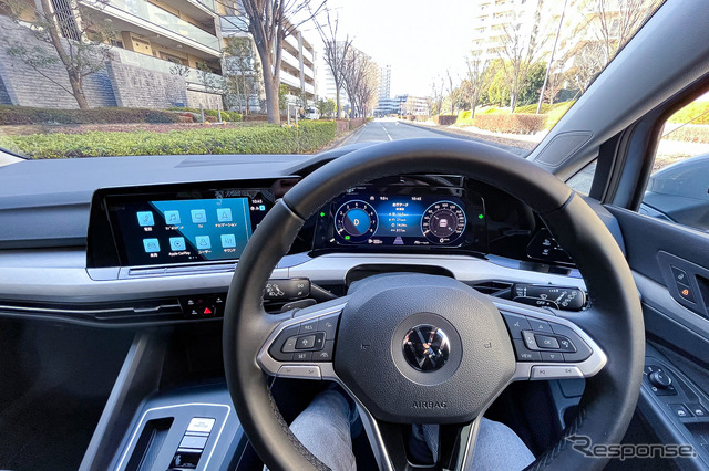運転席からの視界。インテリアは豪華ではないが質はいい