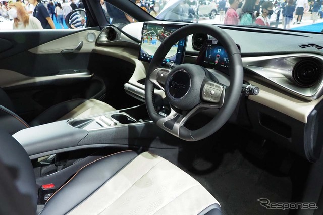BYDドルフィンの運転席周り。メイン部分にはソフトパッドが貼られていた