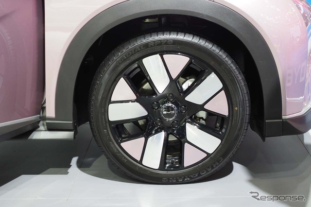 タイヤは195/60R16でアルミアロイホイールを標準装備