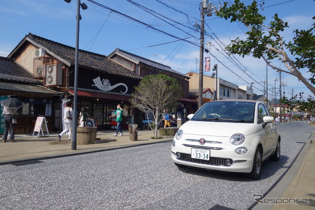 鳥取・境港の水木ロードにて。一反木綿をあしらった店が見える。