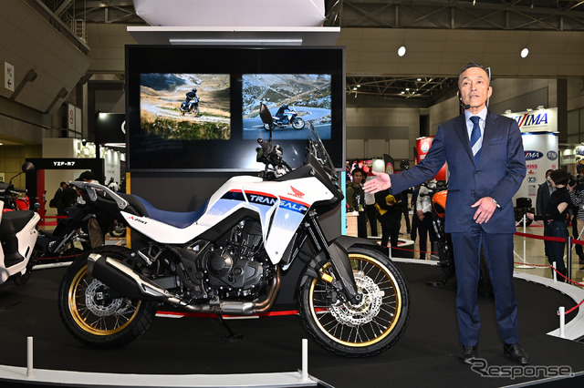 ホンダモーターサイクルジャパン 室岡克博社長とXL750トランザルプ(東京モーターサイクルショー2023)