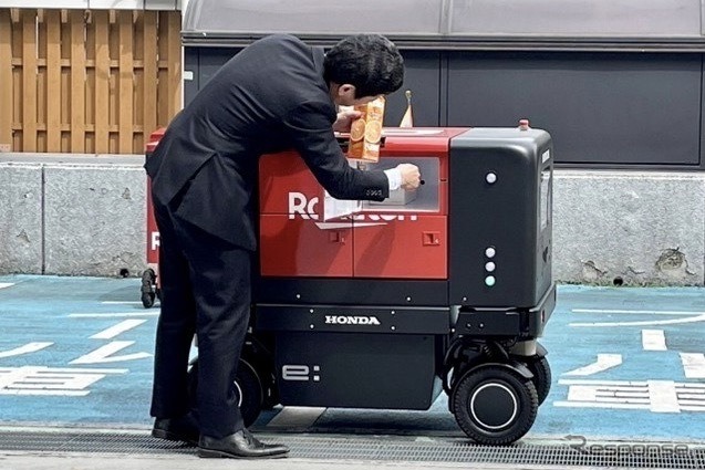 ロッカーから商品を取り出す