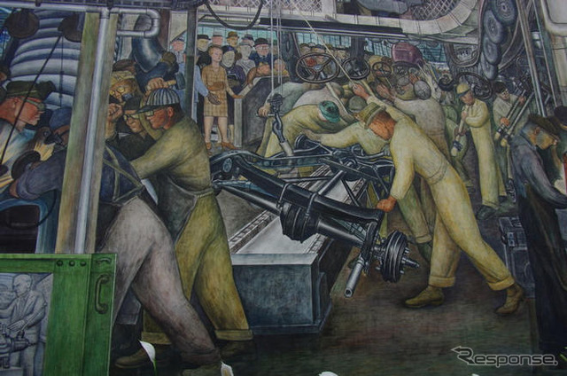 部屋の壁4面に描かれた絵は、自動車生産の一部始終が描かれると共に、労働者の一日も描かれる。なかには資本家批判とも取られる内容の絵も見られる。