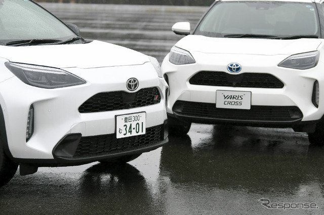 ヤリスクロス GR SPORT(左)とノーマルのヤリスクロス(右)