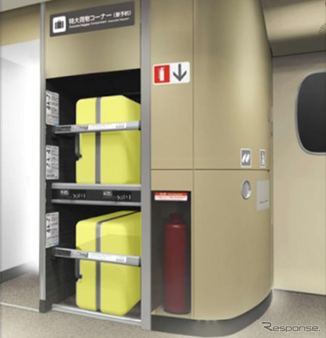 デッキ部に設けられる上下2段式の特大荷物コーナー。3辺それぞれの長さを規定した設置可能サイズは、上段が80cm以内×60cm以内×50cm以内、下段が80cm以内×60cm以内×40cm以内。
