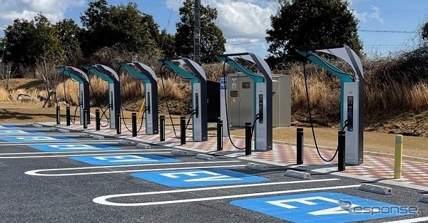 高速道路の急速充電器