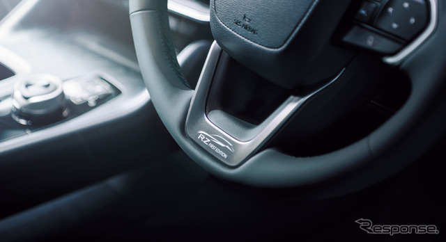 特別仕様車専用印字付合成皮革ステアリング(パドルシフト付)