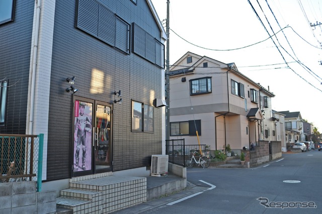 住宅地の中にあるアチーブ(埼玉県草加市谷塚上町738-1)。ヨネゾーブランドのレーシングスーツはここで作られている。